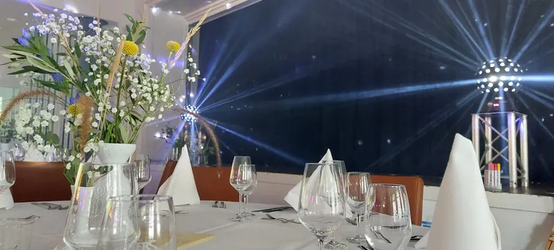 Festlich gedeckter Raum mit dezenter Lichttechnik
