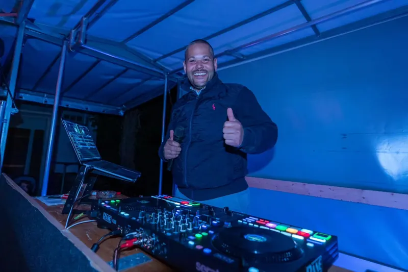 DJ Sammy am Mischpult bei einem Auftritt